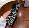 Schwarz-weiße Handyhülle mit Leopardenmuster 15 15PRO